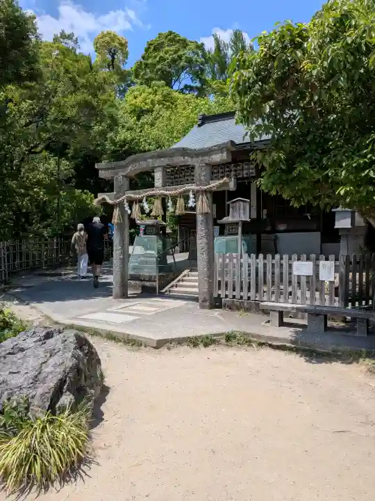 嚴島神社 (京都御苑)の{uncategorized: "未分類", other: "その他", undefined: "問題あり", building: "その他建物", grave: "お墓", sacred_gate: "鳥居", guardian: "狛犬", statue: "像", buddha: "仏像", history: "歴史", nature: "自然", garden: "庭園", animal: "動物", pagoda: "塔", temizu: "手水舎", mountain_gate: "山門・神門", sanctuary: "本殿・本堂", subordinate: "末社・摂社", art: "芸術", scenery: "景色", jizo: "地蔵", ema: "絵馬", goshuin: "御朱印", omikuji: "おみくじ", items: "授与品その他", amulet: "お守り", goshuincho: "御朱印帳", eats: "食事", festival: "お祭り", votive_dance: "神楽", shichigosan: "七五三参", wedding: "結婚式", experience: "体験その他", initially: "初詣", around: "周辺", anti_infection: "感染症対策"}