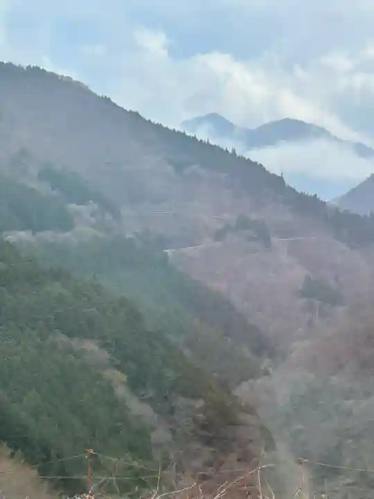 三峯神社の{uncategorized: "未分類", other: "その他", undefined: "問題あり", building: "その他建物", grave: "お墓", sacred_gate: "鳥居", guardian: "狛犬", statue: "像", buddha: "仏像", history: "歴史", nature: "自然", garden: "庭園", animal: "動物", pagoda: "塔", temizu: "手水舎", mountain_gate: "山門・神門", sanctuary: "本殿・本堂", subordinate: "末社・摂社", art: "芸術", scenery: "景色", jizo: "地蔵", ema: "絵馬", goshuin: "御朱印", omikuji: "おみくじ", items: "授与品その他", amulet: "お守り", goshuincho: "御朱印帳", eats: "食事", festival: "お祭り", votive_dance: "神楽", shichigosan: "七五三参", wedding: "結婚式", experience: "体験その他", initially: "初詣", around: "周辺", anti_infection: "感染症対策"}