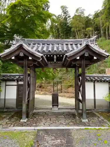 三鈷寺の山門