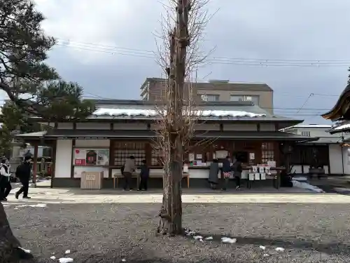 豊国神社の{uncategorized: "未分類", other: "その他", undefined: "問題あり", building: "その他建物", grave: "お墓", sacred_gate: "鳥居", guardian: "狛犬", statue: "像", buddha: "仏像", history: "歴史", nature: "自然", garden: "庭園", animal: "動物", pagoda: "塔", temizu: "手水舎", mountain_gate: "山門・神門", sanctuary: "本殿・本堂", subordinate: "末社・摂社", art: "芸術", scenery: "景色", jizo: "地蔵", ema: "絵馬", goshuin: "御朱印", omikuji: "おみくじ", items: "授与品その他", amulet: "お守り", goshuincho: "御朱印帳", eats: "食事", festival: "お祭り", votive_dance: "神楽", shichigosan: "七五三参", wedding: "結婚式", experience: "体験その他", initially: "初詣", around: "周辺", anti_infection: "感染症対策"}