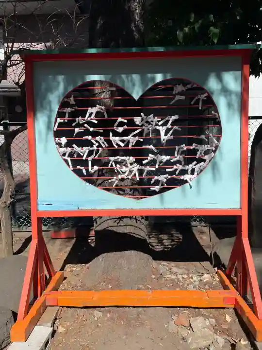 諏訪神社の{uncategorized: "未分類", other: "その他", undefined: "問題あり", building: "その他建物", grave: "お墓", sacred_gate: "鳥居", guardian: "狛犬", statue: "像", buddha: "仏像", history: "歴史", nature: "自然", garden: "庭園", animal: "動物", pagoda: "塔", temizu: "手水舎", mountain_gate: "山門・神門", sanctuary: "本殿・本堂", subordinate: "末社・摂社", art: "芸術", scenery: "景色", jizo: "地蔵", ema: "絵馬", goshuin: "御朱印", omikuji: "おみくじ", items: "授与品その他", amulet: "お守り", goshuincho: "御朱印帳", eats: "食事", festival: "お祭り", votive_dance: "神楽", shichigosan: "七五三参", wedding: "結婚式", experience: "体験その他", initially: "初詣", around: "周辺", anti_infection: "感染症対策"}