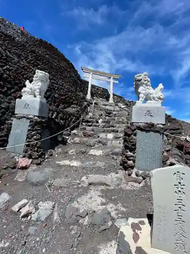 富士山頂上久須志神社の狛犬