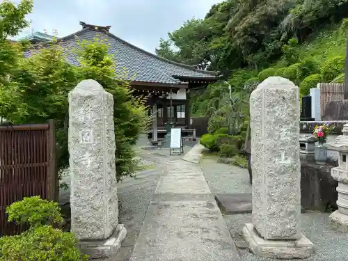 静円寺の{uncategorized: "未分類", other: "その他", undefined: "問題あり", building: "その他建物", grave: "お墓", sacred_gate: "鳥居", guardian: "狛犬", statue: "像", buddha: "仏像", history: "歴史", nature: "自然", garden: "庭園", animal: "動物", pagoda: "塔", temizu: "手水舎", mountain_gate: "山門・神門", sanctuary: "本殿・本堂", subordinate: "末社・摂社", art: "芸術", scenery: "景色", jizo: "地蔵", ema: "絵馬", goshuin: "御朱印", omikuji: "おみくじ", items: "授与品その他", amulet: "お守り", goshuincho: "御朱印帳", eats: "食事", festival: "お祭り", votive_dance: "神楽", shichigosan: "七五三参", wedding: "結婚式", experience: "体験その他", initially: "初詣", around: "周辺", anti_infection: "感染症対策"}