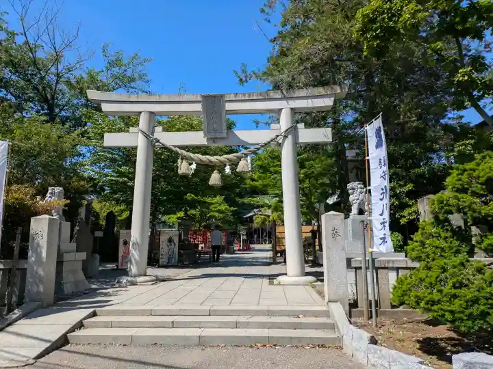 鎮守氷川神社の{uncategorized: "未分類", other: "その他", undefined: "問題あり", building: "その他建物", grave: "お墓", sacred_gate: "鳥居", guardian: "狛犬", statue: "像", buddha: "仏像", history: "歴史", nature: "自然", garden: "庭園", animal: "動物", pagoda: "塔", temizu: "手水舎", mountain_gate: "山門・神門", sanctuary: "本殿・本堂", subordinate: "末社・摂社", art: "芸術", scenery: "景色", jizo: "地蔵", ema: "絵馬", goshuin: "御朱印", omikuji: "おみくじ", items: "授与品その他", amulet: "お守り", goshuincho: "御朱印帳", eats: "食事", festival: "お祭り", votive_dance: "神楽", shichigosan: "七五三参", wedding: "結婚式", experience: "体験その他", initially: "初詣", around: "周辺", anti_infection: "感染症対策"}
