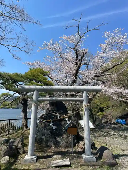 御供岩の{uncategorized: "未分類", other: "その他", undefined: "問題あり", building: "その他建物", grave: "お墓", sacred_gate: "鳥居", guardian: "狛犬", statue: "像", buddha: "仏像", history: "歴史", nature: "自然", garden: "庭園", animal: "動物", pagoda: "塔", temizu: "手水舎", mountain_gate: "山門・神門", sanctuary: "本殿・本堂", subordinate: "末社・摂社", art: "芸術", scenery: "景色", jizo: "地蔵", ema: "絵馬", goshuin: "御朱印", omikuji: "おみくじ", items: "授与品その他", amulet: "お守り", goshuincho: "御朱印帳", eats: "食事", festival: "お祭り", votive_dance: "神楽", shichigosan: "七五三参", wedding: "結婚式", experience: "体験その他", initially: "初詣", around: "周辺", anti_infection: "感染症対策"}