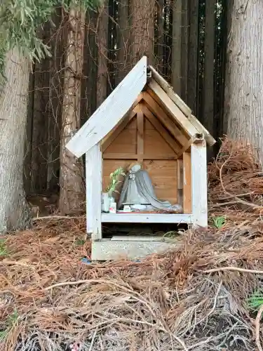地蔵尊（元町）の{uncategorized: "未分類", other: "その他", undefined: "問題あり", building: "その他建物", grave: "お墓", sacred_gate: "鳥居", guardian: "狛犬", statue: "像", buddha: "仏像", history: "歴史", nature: "自然", garden: "庭園", animal: "動物", pagoda: "塔", temizu: "手水舎", mountain_gate: "山門・神門", sanctuary: "本殿・本堂", subordinate: "末社・摂社", art: "芸術", scenery: "景色", jizo: "地蔵", ema: "絵馬", goshuin: "御朱印", omikuji: "おみくじ", items: "授与品その他", amulet: "お守り", goshuincho: "御朱印帳", eats: "食事", festival: "お祭り", votive_dance: "神楽", shichigosan: "七五三参", wedding: "結婚式", experience: "体験その他", initially: "初詣", around: "周辺", anti_infection: "感染症対策"}