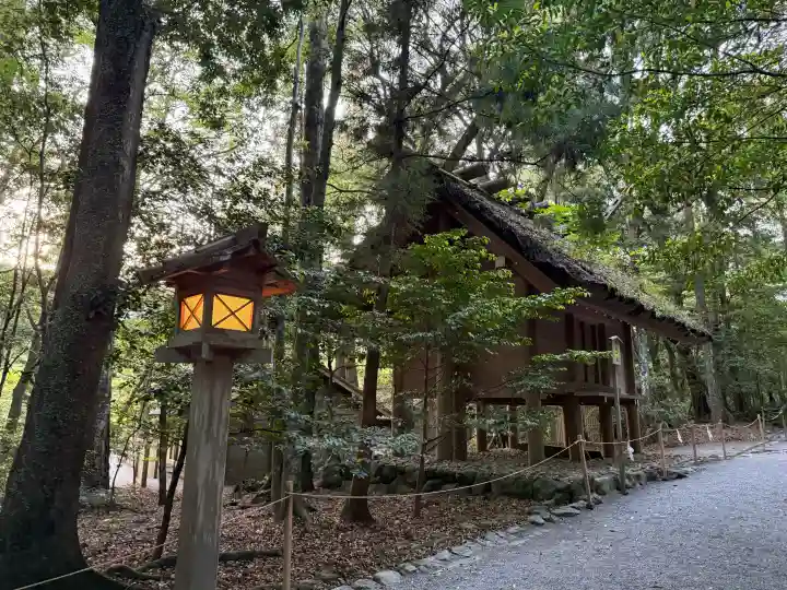 伊勢神宮内宮(皇大神宮)の{uncategorized: "未分類", other: "その他", undefined: "問題あり", building: "その他建物", grave: "お墓", sacred_gate: "鳥居", guardian: "狛犬", statue: "像", buddha: "仏像", history: "歴史", nature: "自然", garden: "庭園", animal: "動物", pagoda: "塔", temizu: "手水舎", mountain_gate: "山門・神門", sanctuary: "本殿・本堂", subordinate: "末社・摂社", art: "芸術", scenery: "景色", jizo: "地蔵", ema: "絵馬", goshuin: "御朱印", omikuji: "おみくじ", items: "授与品その他", amulet: "お守り", goshuincho: "御朱印帳", eats: "食事", festival: "お祭り", votive_dance: "神楽", shichigosan: "七五三参", wedding: "結婚式", experience: "体験その他", initially: "初詣", around: "周辺", anti_infection: "感染症対策"}