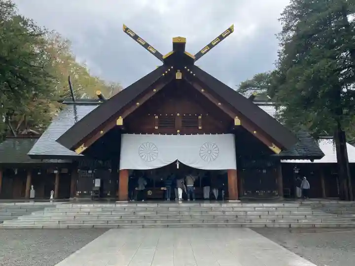 北海道神宮の{uncategorized: "未分類", other: "その他", undefined: "問題あり", building: "その他建物", grave: "お墓", sacred_gate: "鳥居", guardian: "狛犬", statue: "像", buddha: "仏像", history: "歴史", nature: "自然", garden: "庭園", animal: "動物", pagoda: "塔", temizu: "手水舎", mountain_gate: "山門・神門", sanctuary: "本殿・本堂", subordinate: "末社・摂社", art: "芸術", scenery: "景色", jizo: "地蔵", ema: "絵馬", goshuin: "御朱印", omikuji: "おみくじ", items: "授与品その他", amulet: "お守り", goshuincho: "御朱印帳", eats: "食事", festival: "お祭り", votive_dance: "神楽", shichigosan: "七五三参", wedding: "結婚式", experience: "体験その他", initially: "初詣", around: "周辺", anti_infection: "感染症対策"}