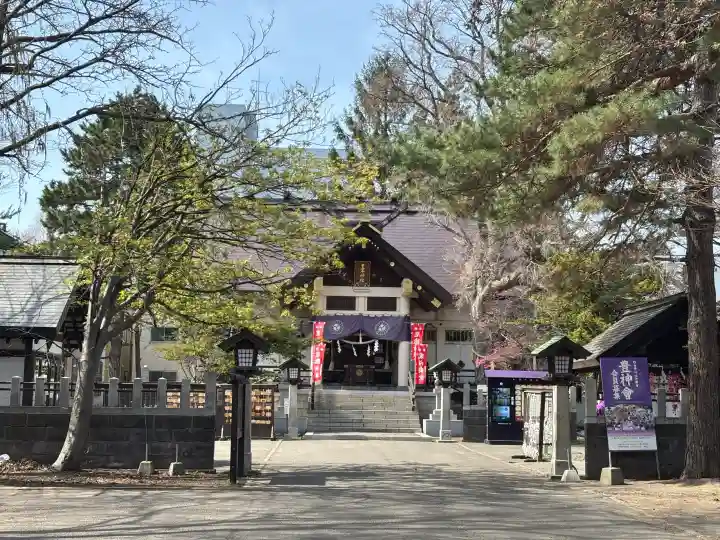 豊平神社の{uncategorized: "未分類", other: "その他", undefined: "問題あり", building: "その他建物", grave: "お墓", sacred_gate: "鳥居", guardian: "狛犬", statue: "像", buddha: "仏像", history: "歴史", nature: "自然", garden: "庭園", animal: "動物", pagoda: "塔", temizu: "手水舎", mountain_gate: "山門・神門", sanctuary: "本殿・本堂", subordinate: "末社・摂社", art: "芸術", scenery: "景色", jizo: "地蔵", ema: "絵馬", goshuin: "御朱印", omikuji: "おみくじ", items: "授与品その他", amulet: "お守り", goshuincho: "御朱印帳", eats: "食事", festival: "お祭り", votive_dance: "神楽", shichigosan: "七五三参", wedding: "結婚式", experience: "体験その他", initially: "初詣", around: "周辺", anti_infection: "感染症対策"}