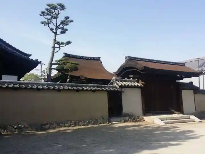 中宮寺の山門・神門