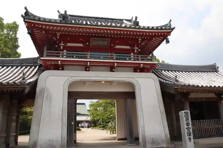 温泉山 安楽寺(四国霊場第六番札所)の山門・神門