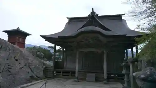 宝珠山 立石寺の本殿