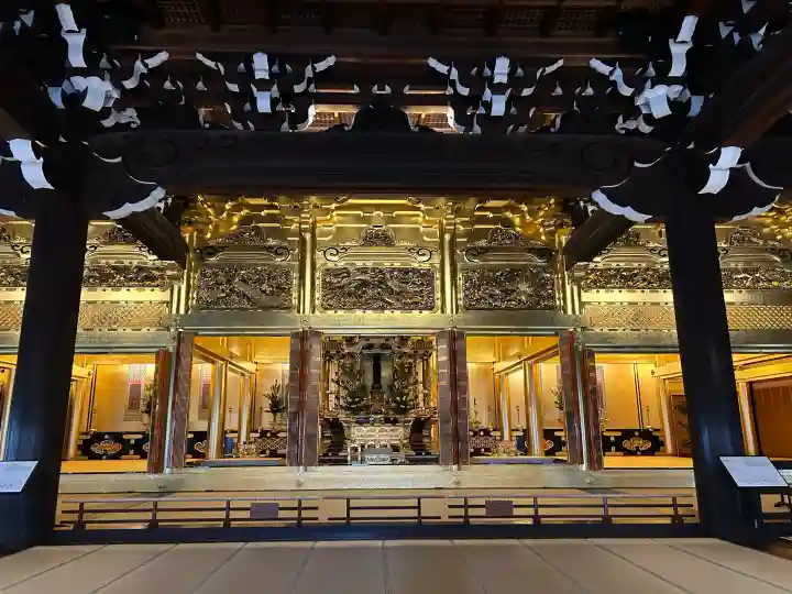 東本願寺(真宗本廟)の{uncategorized: "未分類", other: "その他", undefined: "問題あり", building: "その他建物", grave: "お墓", sacred_gate: "鳥居", guardian: "狛犬", statue: "像", buddha: "仏像", history: "歴史", nature: "自然", garden: "庭園", animal: "動物", pagoda: "塔", temizu: "手水舎", mountain_gate: "山門・神門", sanctuary: "本殿・本堂", subordinate: "末社・摂社", art: "芸術", scenery: "景色", jizo: "地蔵", ema: "絵馬", goshuin: "御朱印", omikuji: "おみくじ", items: "授与品その他", amulet: "お守り", goshuincho: "御朱印帳", eats: "食事", festival: "お祭り", votive_dance: "神楽", shichigosan: "七五三参", wedding: "結婚式", experience: "体験その他", initially: "初詣", around: "周辺", anti_infection: "感染症対策"}