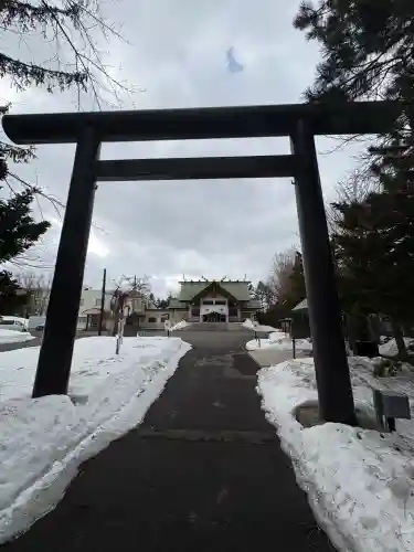 篠路神社の{uncategorized: "未分類", other: "その他", undefined: "問題あり", building: "その他建物", grave: "お墓", sacred_gate: "鳥居", guardian: "狛犬", statue: "像", buddha: "仏像", history: "歴史", nature: "自然", garden: "庭園", animal: "動物", pagoda: "塔", temizu: "手水舎", mountain_gate: "山門・神門", sanctuary: "本殿・本堂", subordinate: "末社・摂社", art: "芸術", scenery: "景色", jizo: "地蔵", ema: "絵馬", goshuin: "御朱印", omikuji: "おみくじ", items: "授与品その他", amulet: "お守り", goshuincho: "御朱印帳", eats: "食事", festival: "お祭り", votive_dance: "神楽", shichigosan: "七五三参", wedding: "結婚式", experience: "体験その他", initially: "初詣", around: "周辺", anti_infection: "感染症対策"}