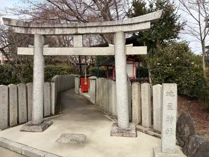 車折神社の{uncategorized: "未分類", other: "その他", undefined: "問題あり", building: "その他建物", grave: "お墓", sacred_gate: "鳥居", guardian: "狛犬", statue: "像", buddha: "仏像", history: "歴史", nature: "自然", garden: "庭園", animal: "動物", pagoda: "塔", temizu: "手水舎", mountain_gate: "山門・神門", sanctuary: "本殿・本堂", subordinate: "末社・摂社", art: "芸術", scenery: "景色", jizo: "地蔵", ema: "絵馬", goshuin: "御朱印", omikuji: "おみくじ", items: "授与品その他", amulet: "お守り", goshuincho: "御朱印帳", eats: "食事", festival: "お祭り", votive_dance: "神楽", shichigosan: "七五三参", wedding: "結婚式", experience: "体験その他", initially: "初詣", around: "周辺", anti_infection: "感染症対策"}