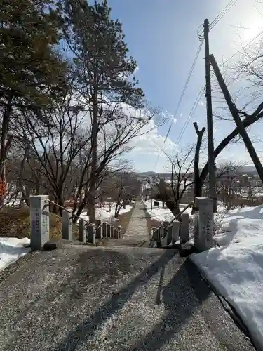 新得神社の{uncategorized: "未分類", other: "その他", undefined: "問題あり", building: "その他建物", grave: "お墓", sacred_gate: "鳥居", guardian: "狛犬", statue: "像", buddha: "仏像", history: "歴史", nature: "自然", garden: "庭園", animal: "動物", pagoda: "塔", temizu: "手水舎", mountain_gate: "山門・神門", sanctuary: "本殿・本堂", subordinate: "末社・摂社", art: "芸術", scenery: "景色", jizo: "地蔵", ema: "絵馬", goshuin: "御朱印", omikuji: "おみくじ", items: "授与品その他", amulet: "お守り", goshuincho: "御朱印帳", eats: "食事", festival: "お祭り", votive_dance: "神楽", shichigosan: "七五三参", wedding: "結婚式", experience: "体験その他", initially: "初詣", around: "周辺", anti_infection: "感染症対策"}