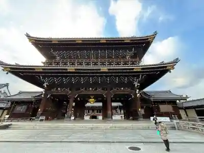 東本願寺（真宗本廟）の{uncategorized: "未分類", other: "その他", undefined: "問題あり", building: "その他建物", grave: "お墓", sacred_gate: "鳥居", guardian: "狛犬", statue: "像", buddha: "仏像", history: "歴史", nature: "自然", garden: "庭園", animal: "動物", pagoda: "塔", temizu: "手水舎", mountain_gate: "山門・神門", sanctuary: "本殿・本堂", subordinate: "末社・摂社", art: "芸術", scenery: "景色", jizo: "地蔵", ema: "絵馬", goshuin: "御朱印", omikuji: "おみくじ", items: "授与品その他", amulet: "お守り", goshuincho: "御朱印帳", eats: "食事", festival: "お祭り", votive_dance: "神楽", shichigosan: "七五三参", wedding: "結婚式", experience: "体験その他", initially: "初詣", around: "周辺", anti_infection: "感染症対策"}