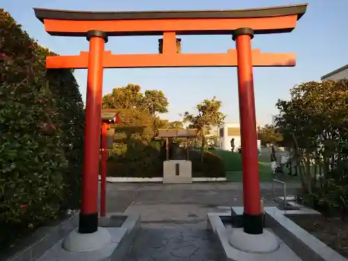 稲荷大明神（そごう横浜店・屋上）の鳥居