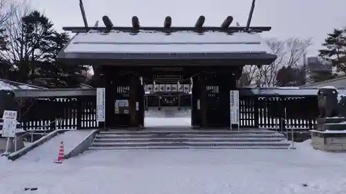 札幌護國神社の山門・神門