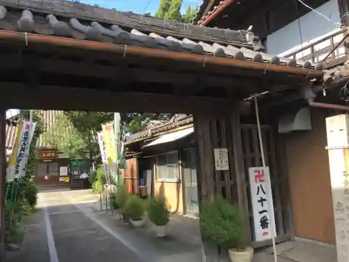 龍蔵寺の山門