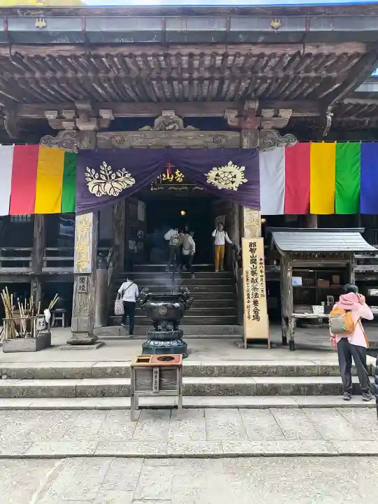 青岸渡寺の{uncategorized: "未分類", other: "その他", undefined: "問題あり", building: "その他建物", grave: "お墓", sacred_gate: "鳥居", guardian: "狛犬", statue: "像", buddha: "仏像", history: "歴史", nature: "自然", garden: "庭園", animal: "動物", pagoda: "塔", temizu: "手水舎", mountain_gate: "山門・神門", sanctuary: "本殿・本堂", subordinate: "末社・摂社", art: "芸術", scenery: "景色", jizo: "地蔵", ema: "絵馬", goshuin: "御朱印", omikuji: "おみくじ", items: "授与品その他", amulet: "お守り", goshuincho: "御朱印帳", eats: "食事", festival: "お祭り", votive_dance: "神楽", shichigosan: "七五三参", wedding: "結婚式", experience: "体験その他", initially: "初詣", around: "周辺", anti_infection: "感染症対策"}