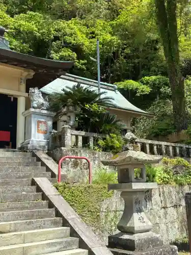 土肥神社の{uncategorized: "未分類", other: "その他", undefined: "問題あり", building: "その他建物", grave: "お墓", sacred_gate: "鳥居", guardian: "狛犬", statue: "像", buddha: "仏像", history: "歴史", nature: "自然", garden: "庭園", animal: "動物", pagoda: "塔", temizu: "手水舎", mountain_gate: "山門・神門", sanctuary: "本殿・本堂", subordinate: "末社・摂社", art: "芸術", scenery: "景色", jizo: "地蔵", ema: "絵馬", goshuin: "御朱印", omikuji: "おみくじ", items: "授与品その他", amulet: "お守り", goshuincho: "御朱印帳", eats: "食事", festival: "お祭り", votive_dance: "神楽", shichigosan: "七五三参", wedding: "結婚式", experience: "体験その他", initially: "初詣", around: "周辺", anti_infection: "感染症対策"}
