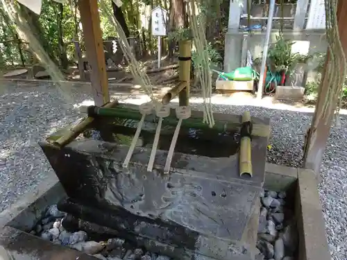 座間神社の手水舎