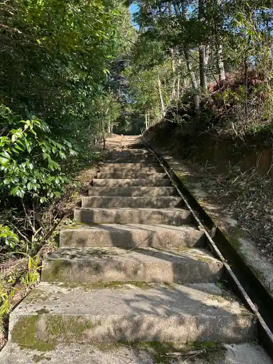 久多美神社の{uncategorized: "未分類", other: "その他", undefined: "問題あり", building: "その他建物", grave: "お墓", sacred_gate: "鳥居", guardian: "狛犬", statue: "像", buddha: "仏像", history: "歴史", nature: "自然", garden: "庭園", animal: "動物", pagoda: "塔", temizu: "手水舎", mountain_gate: "山門・神門", sanctuary: "本殿・本堂", subordinate: "末社・摂社", art: "芸術", scenery: "景色", jizo: "地蔵", ema: "絵馬", goshuin: "御朱印", omikuji: "おみくじ", items: "授与品その他", amulet: "お守り", goshuincho: "御朱印帳", eats: "食事", festival: "お祭り", votive_dance: "神楽", shichigosan: "七五三参", wedding: "結婚式", experience: "体験その他", initially: "初詣", around: "周辺", anti_infection: "感染症対策"}