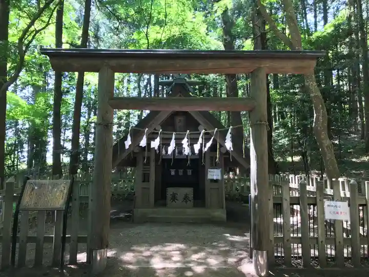 宝登山神社奥宮の鳥居