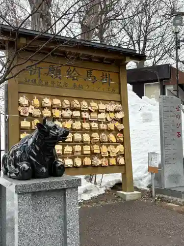 手稲神社の{uncategorized: "未分類", other: "その他", undefined: "問題あり", building: "その他建物", grave: "お墓", sacred_gate: "鳥居", guardian: "狛犬", statue: "像", buddha: "仏像", history: "歴史", nature: "自然", garden: "庭園", animal: "動物", pagoda: "塔", temizu: "手水舎", mountain_gate: "山門・神門", sanctuary: "本殿・本堂", subordinate: "末社・摂社", art: "芸術", scenery: "景色", jizo: "地蔵", ema: "絵馬", goshuin: "御朱印", omikuji: "おみくじ", items: "授与品その他", amulet: "お守り", goshuincho: "御朱印帳", eats: "食事", festival: "お祭り", votive_dance: "神楽", shichigosan: "七五三参", wedding: "結婚式", experience: "体験その他", initially: "初詣", around: "周辺", anti_infection: "感染症対策"}