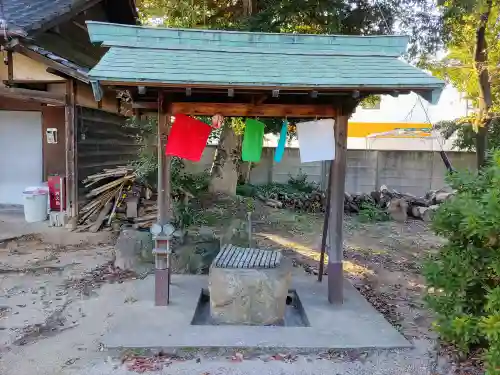 神明社の手水舎
