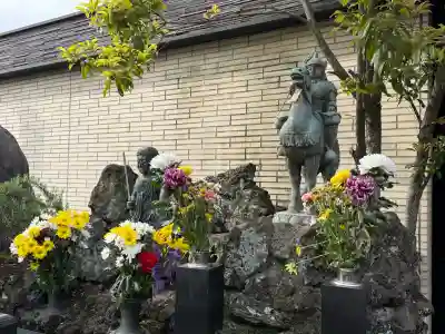成田山深川不動堂（新勝寺東京別院）の{uncategorized: "未分類", other: "その他", undefined: "問題あり", building: "その他建物", grave: "お墓", sacred_gate: "鳥居", guardian: "狛犬", statue: "像", buddha: "仏像", history: "歴史", nature: "自然", garden: "庭園", animal: "動物", pagoda: "塔", temizu: "手水舎", mountain_gate: "山門・神門", sanctuary: "本殿・本堂", subordinate: "末社・摂社", art: "芸術", scenery: "景色", jizo: "地蔵", ema: "絵馬", goshuin: "御朱印", omikuji: "おみくじ", items: "授与品その他", amulet: "お守り", goshuincho: "御朱印帳", eats: "食事", festival: "お祭り", votive_dance: "神楽", shichigosan: "七五三参", wedding: "結婚式", experience: "体験その他", initially: "初詣", around: "周辺", anti_infection: "感染症対策"}