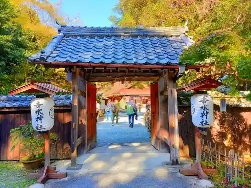 𠮷水神社（吉水神社）の山門・神門