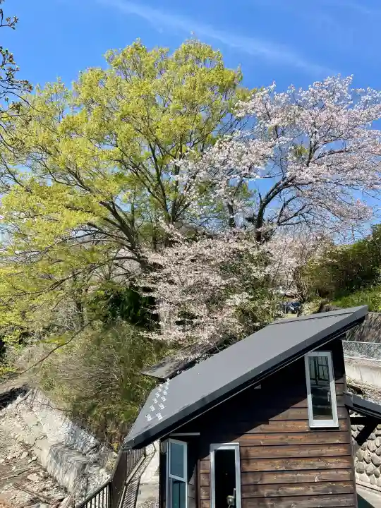御供岩の{uncategorized: "未分類", other: "その他", undefined: "問題あり", building: "その他建物", grave: "お墓", sacred_gate: "鳥居", guardian: "狛犬", statue: "像", buddha: "仏像", history: "歴史", nature: "自然", garden: "庭園", animal: "動物", pagoda: "塔", temizu: "手水舎", mountain_gate: "山門・神門", sanctuary: "本殿・本堂", subordinate: "末社・摂社", art: "芸術", scenery: "景色", jizo: "地蔵", ema: "絵馬", goshuin: "御朱印", omikuji: "おみくじ", items: "授与品その他", amulet: "お守り", goshuincho: "御朱印帳", eats: "食事", festival: "お祭り", votive_dance: "神楽", shichigosan: "七五三参", wedding: "結婚式", experience: "体験その他", initially: "初詣", around: "周辺", anti_infection: "感染症対策"}
