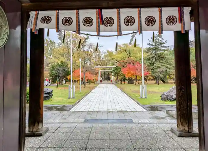 札幌護國神社の山門・神門
