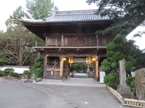 霊山寺の山門