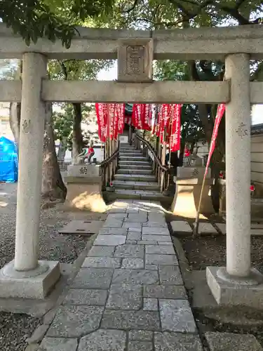 西新井出世稲荷大明神の鳥居