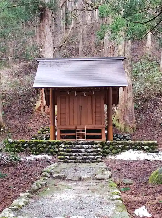 雄山神社中宮祈願殿の末社・摂社