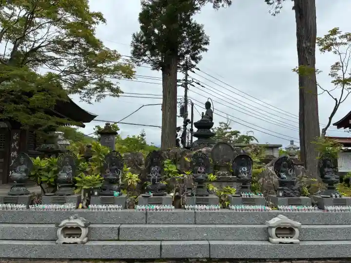 秩父札所1番 四萬部寺の{uncategorized: "未分類", other: "その他", undefined: "問題あり", building: "その他建物", grave: "お墓", sacred_gate: "鳥居", guardian: "狛犬", statue: "像", buddha: "仏像", history: "歴史", nature: "自然", garden: "庭園", animal: "動物", pagoda: "塔", temizu: "手水舎", mountain_gate: "山門・神門", sanctuary: "本殿・本堂", subordinate: "末社・摂社", art: "芸術", scenery: "景色", jizo: "地蔵", ema: "絵馬", goshuin: "御朱印", omikuji: "おみくじ", items: "授与品その他", amulet: "お守り", goshuincho: "御朱印帳", eats: "食事", festival: "お祭り", votive_dance: "神楽", shichigosan: "七五三参", wedding: "結婚式", experience: "体験その他", initially: "初詣", around: "周辺", anti_infection: "感染症対策"}