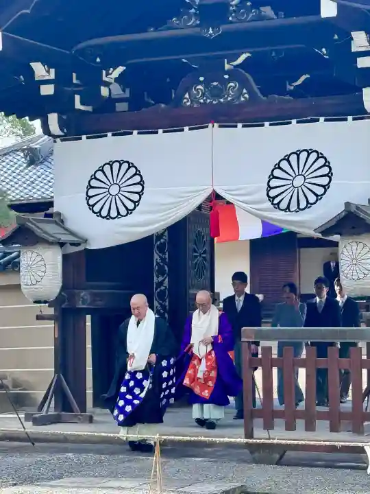 東寺(教王護国寺)の{uncategorized: "未分類", other: "その他", undefined: "問題あり", building: "その他建物", grave: "お墓", sacred_gate: "鳥居", guardian: "狛犬", statue: "像", buddha: "仏像", history: "歴史", nature: "自然", garden: "庭園", animal: "動物", pagoda: "塔", temizu: "手水舎", mountain_gate: "山門・神門", sanctuary: "本殿・本堂", subordinate: "末社・摂社", art: "芸術", scenery: "景色", jizo: "地蔵", ema: "絵馬", goshuin: "御朱印", omikuji: "おみくじ", items: "授与品その他", amulet: "お守り", goshuincho: "御朱印帳", eats: "食事", festival: "お祭り", votive_dance: "神楽", shichigosan: "七五三参", wedding: "結婚式", experience: "体験その他", initially: "初詣", around: "周辺", anti_infection: "感染症対策"}