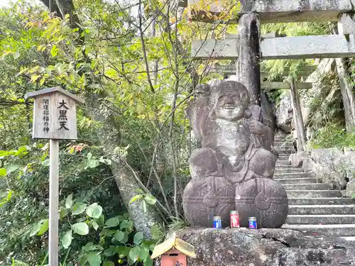 太郎坊宮阿賀神社の像