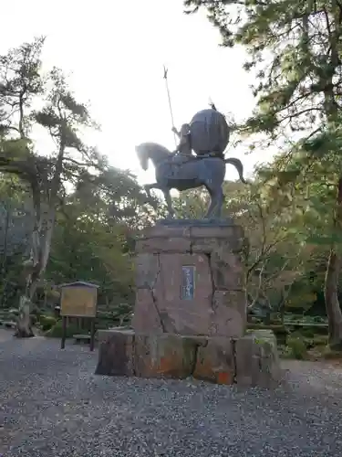 尾山神社の像