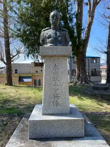 諏訪護国神社の像