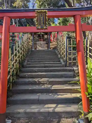 円山随身稲荷大明神の鳥居