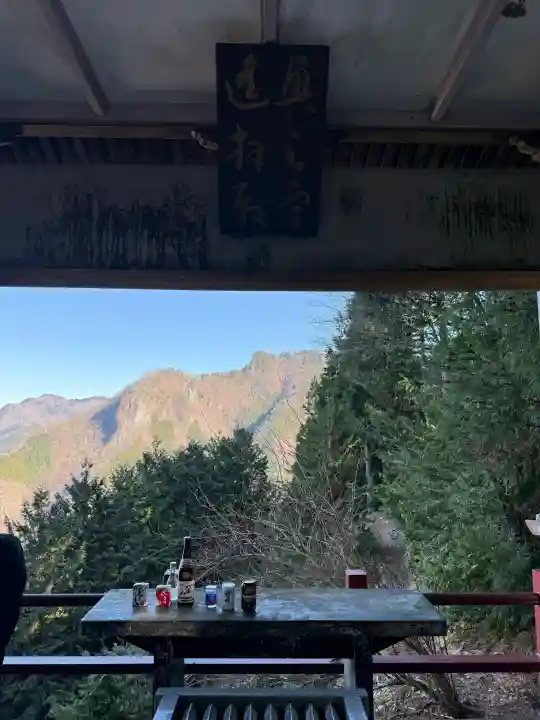 三峯神社の{uncategorized: "未分類", other: "その他", undefined: "問題あり", building: "その他建物", grave: "お墓", sacred_gate: "鳥居", guardian: "狛犬", statue: "像", buddha: "仏像", history: "歴史", nature: "自然", garden: "庭園", animal: "動物", pagoda: "塔", temizu: "手水舎", mountain_gate: "山門・神門", sanctuary: "本殿・本堂", subordinate: "末社・摂社", art: "芸術", scenery: "景色", jizo: "地蔵", ema: "絵馬", goshuin: "御朱印", omikuji: "おみくじ", items: "授与品その他", amulet: "お守り", goshuincho: "御朱印帳", eats: "食事", festival: "お祭り", votive_dance: "神楽", shichigosan: "七五三参", wedding: "結婚式", experience: "体験その他", initially: "初詣", around: "周辺", anti_infection: "感染症対策"}