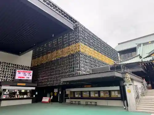 成田山深川不動堂（新勝寺東京別院）の{uncategorized: "未分類", other: "その他", undefined: "問題あり", building: "その他建物", grave: "お墓", sacred_gate: "鳥居", guardian: "狛犬", statue: "像", buddha: "仏像", history: "歴史", nature: "自然", garden: "庭園", animal: "動物", pagoda: "塔", temizu: "手水舎", mountain_gate: "山門・神門", sanctuary: "本殿・本堂", subordinate: "末社・摂社", art: "芸術", scenery: "景色", jizo: "地蔵", ema: "絵馬", goshuin: "御朱印", omikuji: "おみくじ", items: "授与品その他", amulet: "お守り", goshuincho: "御朱印帳", eats: "食事", festival: "お祭り", votive_dance: "神楽", shichigosan: "七五三参", wedding: "結婚式", experience: "体験その他", initially: "初詣", around: "周辺", anti_infection: "感染症対策"}