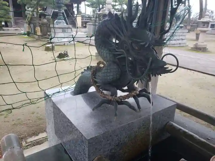 放生津八幡宮の手水舎