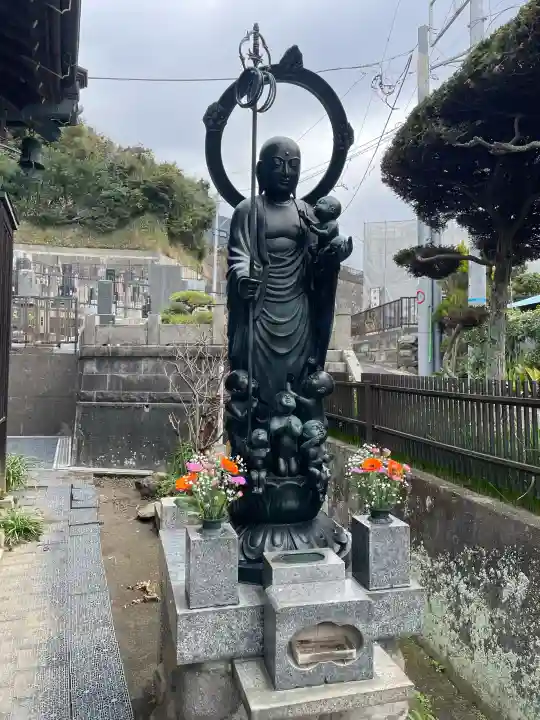 東漸寺の{uncategorized: "未分類", other: "その他", undefined: "問題あり", building: "その他建物", grave: "お墓", sacred_gate: "鳥居", guardian: "狛犬", statue: "像", buddha: "仏像", history: "歴史", nature: "自然", garden: "庭園", animal: "動物", pagoda: "塔", temizu: "手水舎", mountain_gate: "山門・神門", sanctuary: "本殿・本堂", subordinate: "末社・摂社", art: "芸術", scenery: "景色", jizo: "地蔵", ema: "絵馬", goshuin: "御朱印", omikuji: "おみくじ", items: "授与品その他", amulet: "お守り", goshuincho: "御朱印帳", eats: "食事", festival: "お祭り", votive_dance: "神楽", shichigosan: "七五三参", wedding: "結婚式", experience: "体験その他", initially: "初詣", around: "周辺", anti_infection: "感染症対策"}