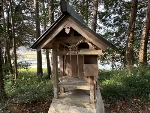 出雲路幸神社の{uncategorized: "未分類", other: "その他", undefined: "問題あり", building: "その他建物", grave: "お墓", sacred_gate: "鳥居", guardian: "狛犬", statue: "像", buddha: "仏像", history: "歴史", nature: "自然", garden: "庭園", animal: "動物", pagoda: "塔", temizu: "手水舎", mountain_gate: "山門・神門", sanctuary: "本殿・本堂", subordinate: "末社・摂社", art: "芸術", scenery: "景色", jizo: "地蔵", ema: "絵馬", goshuin: "御朱印", omikuji: "おみくじ", items: "授与品その他", amulet: "お守り", goshuincho: "御朱印帳", eats: "食事", festival: "お祭り", votive_dance: "神楽", shichigosan: "七五三参", wedding: "結婚式", experience: "体験その他", initially: "初詣", around: "周辺", anti_infection: "感染症対策"}