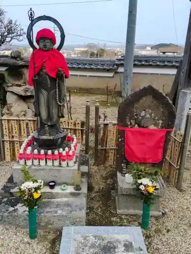 蓮花寺の{uncategorized: "未分類", other: "その他", undefined: "問題あり", building: "その他建物", grave: "お墓", sacred_gate: "鳥居", guardian: "狛犬", statue: "像", buddha: "仏像", history: "歴史", nature: "自然", garden: "庭園", animal: "動物", pagoda: "塔", temizu: "手水舎", mountain_gate: "山門・神門", sanctuary: "本殿・本堂", subordinate: "末社・摂社", art: "芸術", scenery: "景色", jizo: "地蔵", ema: "絵馬", goshuin: "御朱印", omikuji: "おみくじ", items: "授与品その他", amulet: "お守り", goshuincho: "御朱印帳", eats: "食事", festival: "お祭り", votive_dance: "神楽", shichigosan: "七五三参", wedding: "結婚式", experience: "体験その他", initially: "初詣", around: "周辺", anti_infection: "感染症対策"}